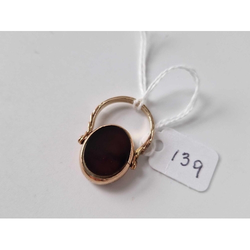 139 - A antique double sided swivel fob ring set with carnelian and bloodstone on either 9ct