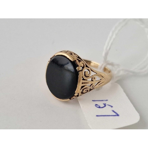 157 - A gents onyx signet ring 9ct size P 3.2 gms