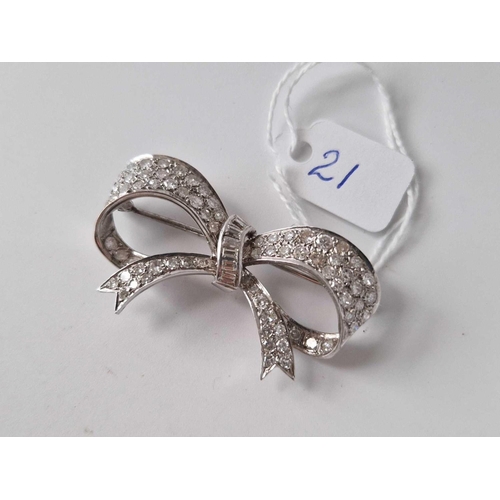 21 - A GOOD QUALITY MULTI DIAMOND SET BOW BROOCH 18CT GOLD 11.1 GMS