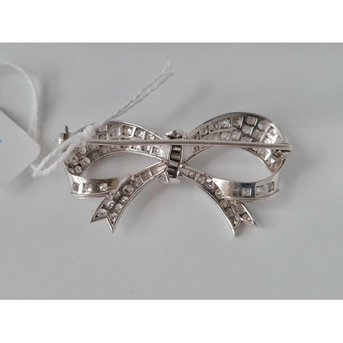 21 - A GOOD QUALITY MULTI DIAMOND SET BOW BROOCH 18CT GOLD 11.1 GMS