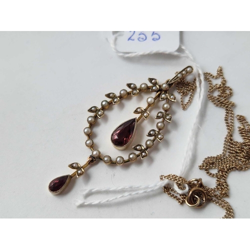 255 - A EDWARDIAN ALMANDINE GARNET ND PEARL PENDANT AND CHAIN 9CT 20 INCH