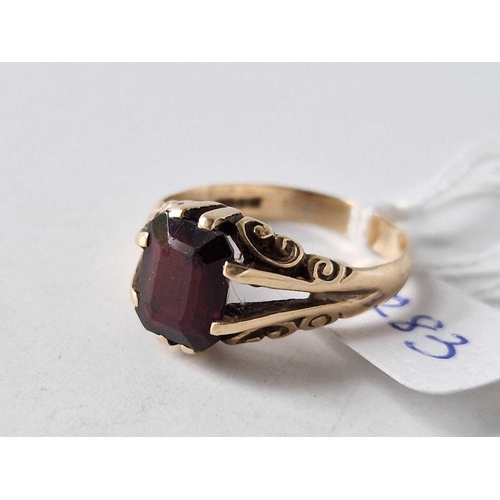 283 - A gents ring with garnet 9ct size T 3.3 gms