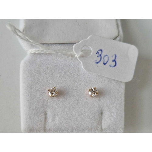 303 - A pair of diamond stud earrings 9ct