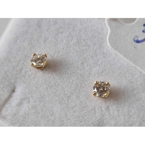 303 - A pair of diamond stud earrings 9ct