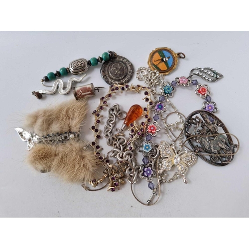 64 - A bag of old curio jewellery items