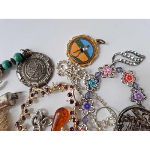 64 - A bag of old curio jewellery items