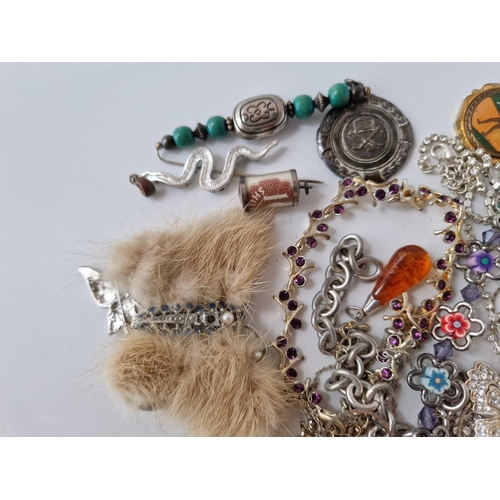 64 - A bag of old curio jewellery items