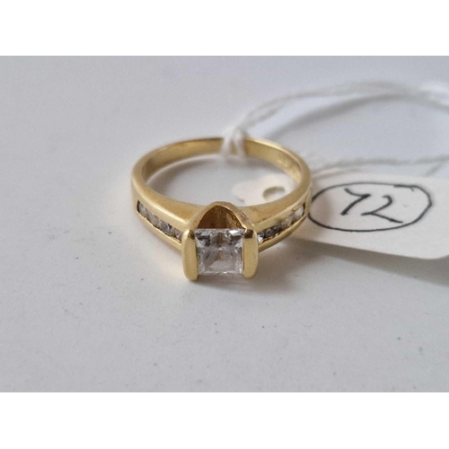 72 - A princess cut white stone ring set in 18ct gold with stone set shoulders size L 4.1g