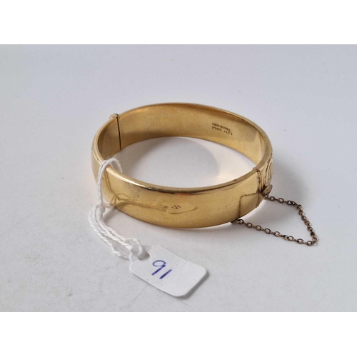 91 - A 9ct metal core hinged bangle