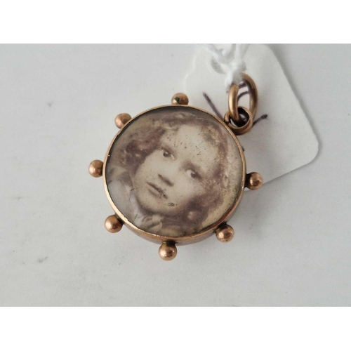 101 - A antique pendant locket 9ct 3.2cm drop 6.7 gms