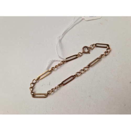 123 - A bar link bracelet 9ct 7 inch 5.4 gms