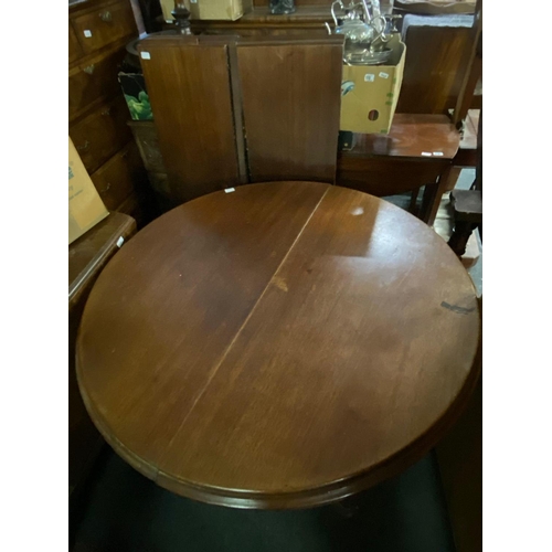 1716 - A Victorian mahogany extending dining table with turned legs and three leaves with winder