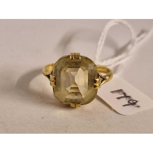 179 - A LARGE YELLOW STONE RING 18CT GOLD SIZE T 5.5 GMS