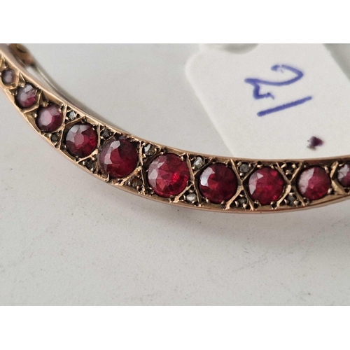 21 - A Edwardian crescent brooch with ruby and diamonds 9ct 3.1 gms