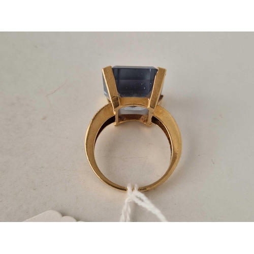 215 - A LARGE BLUE TOPAZ RING IN HIGH CARAT GOLD SIZE Q 10.6 GMS BOXED