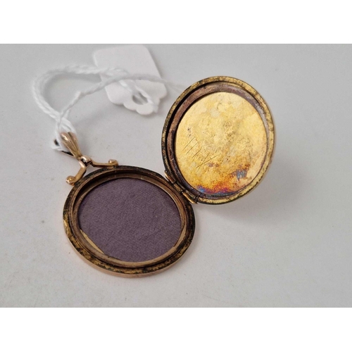 226 - A circular back and front locket 9ct 4.1 gms