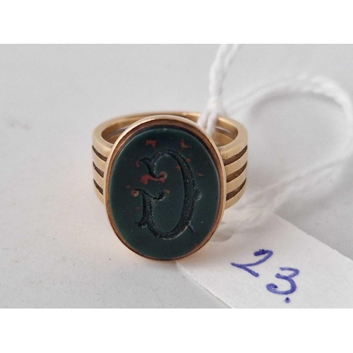 23 - A BLOOD STONE SIGNET RING 18CT GOLD SIZE K 7.5 GMS