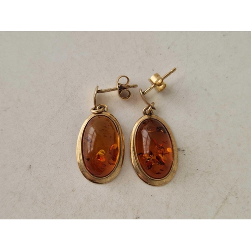 234 - A PAIR OF 14CT GOLD JADE EARRINGS AND A PAIR OF 9CT AMBER EARRINGS