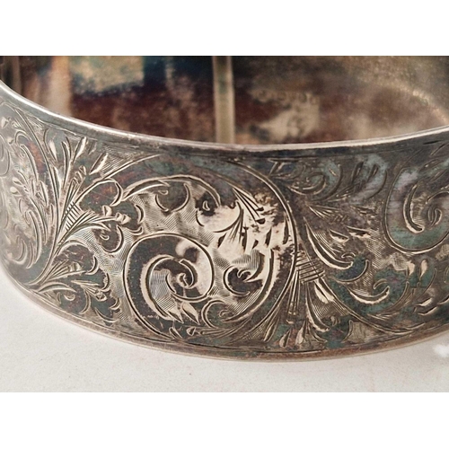 248 - A pretty wide floral silver hinged bangle