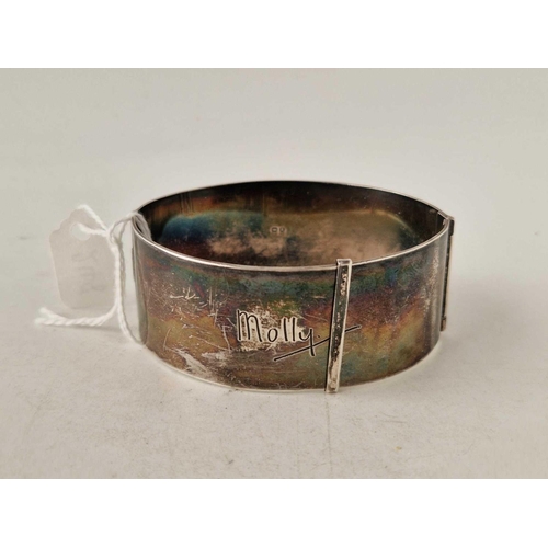 248 - A pretty wide floral silver hinged bangle