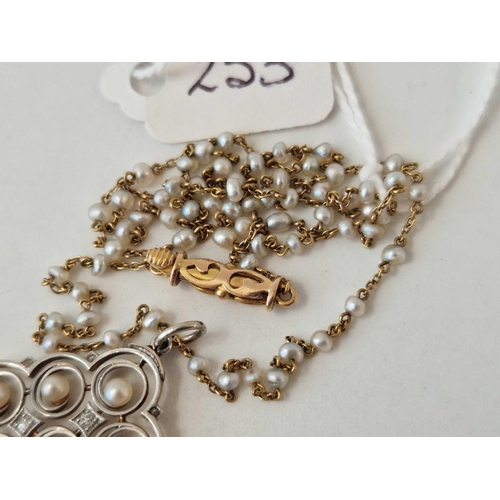 253 - A EDWARDIAN 18CT GOLD AND PLATINUM PEARL AND DIAMOND PENDANT ON 15CT GOLD PEARL CHAIN 17 INCH BOXED