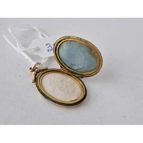 30 - A antique back and front locket with pearls 9ct 5.1 gms