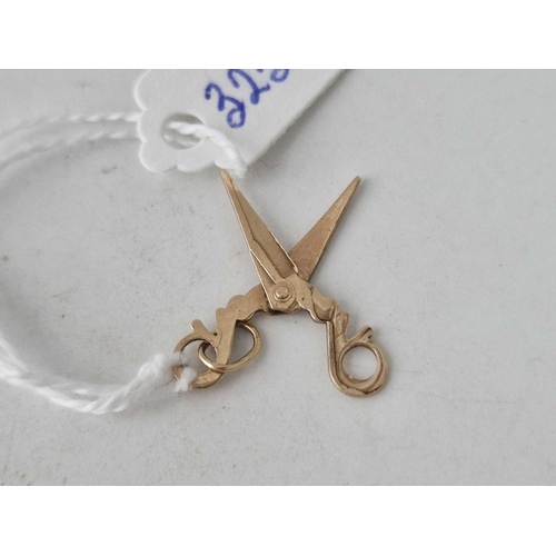 325 - A gold articulated scissors charm