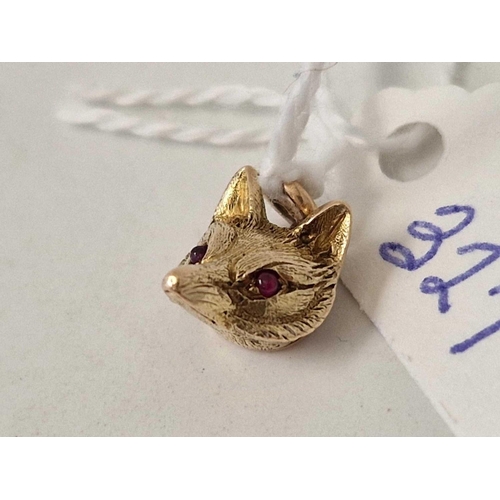 327 - A fox head charm with ruby charms 15ct gold 2.6 gms