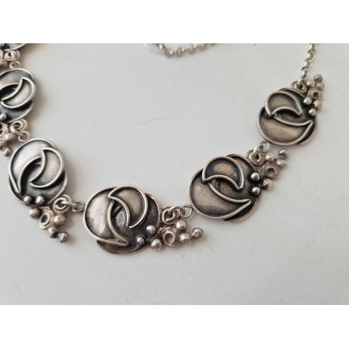 360 - A heavy art nouveau silver necklace 36 gms