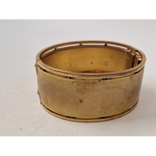 368 - Impressive Antique Victorian pinchbeck cuff bangle with Etruscan decoration to the front