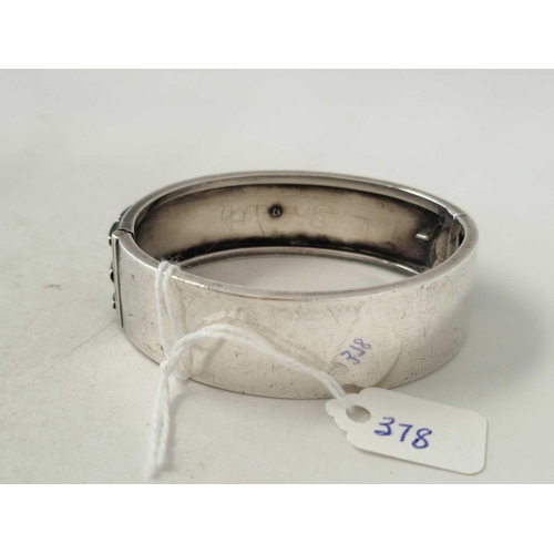 378 - A heavy Victorian silver bangle 33 gms