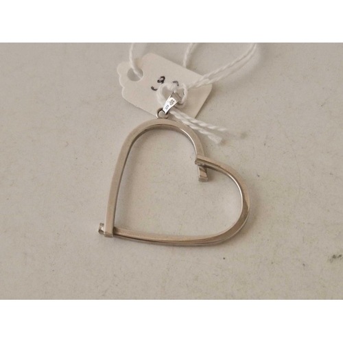 391 - A white gold heart pendant 9ct 1.1 gms