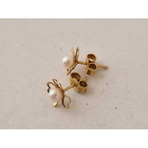 398 - A pair of pearl stud earrings 9ct