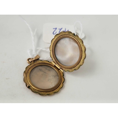 422 - A fancy back and front locket 9ct 3.3 gms