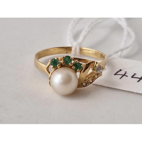 448 - A pearl and emerald ring 18ct gold size M 2.6 gms