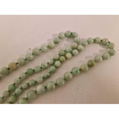 451 - A jadeite necklace with 9ct clasp 26 inch 62 gms