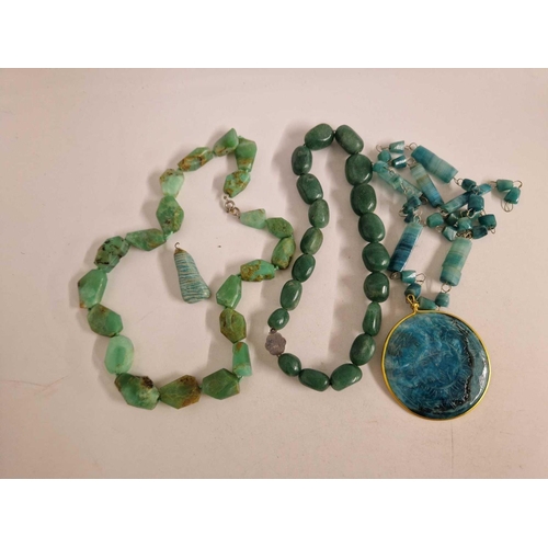 454 - A bag of assorted jadeite and hard stone etc,