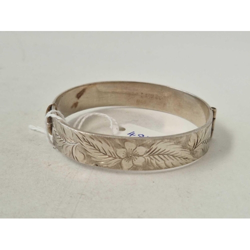 487 - A hinged silver bangle 37 gms