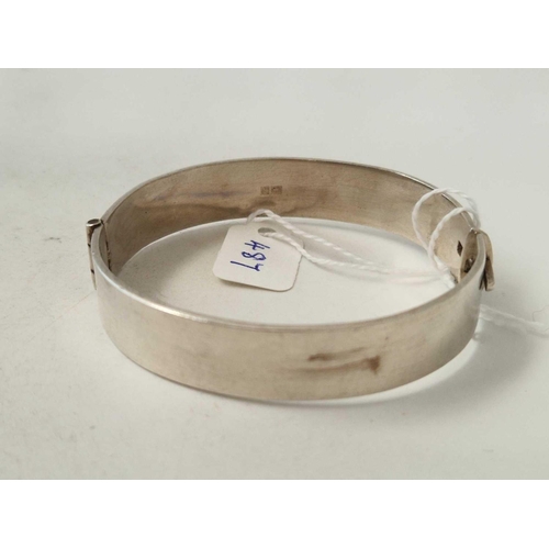 487 - A hinged silver bangle 37 gms