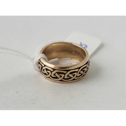 515 - A Celtic band ring 9ct size K 4.9 gms