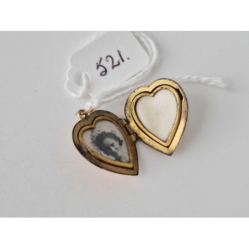 521 - A back and front heart locket 9ct 2.7 gms