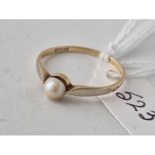 523 - A pearl ring 14ct gold size M 1.1 gms