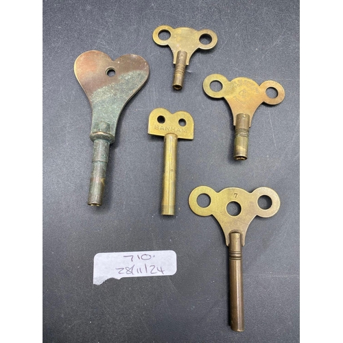 710 - five assorted brass travelling clock keys