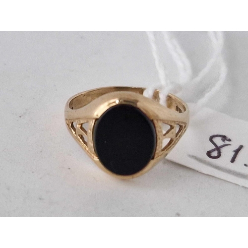 81 - A onyx signet ring 9ct size L 1.7 gms