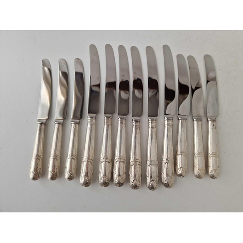 990 - Six silver handled dinner knives and others, London 1908