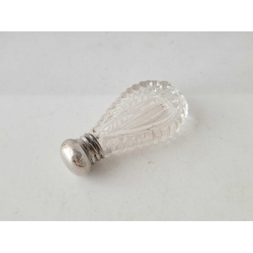 999a - A small antique silver mounted glass scent bottle, 1.5 inches high