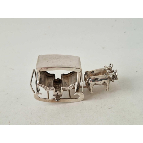 999b - A group of three miniature items, including well, bullock cart