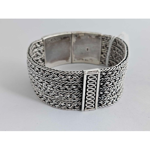 414 - Attractive Heavy Guage Silver Bracelet with Hammered Clasp