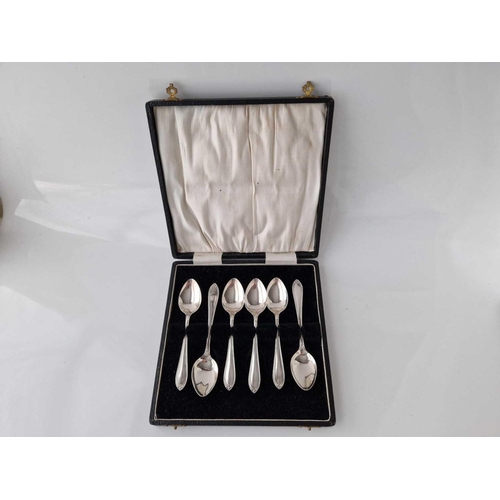 1001 - A set of six tea spoons in fitted case, 90g