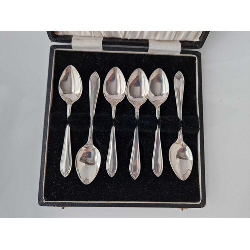 1001 - A set of six tea spoons in fitted case, 90g